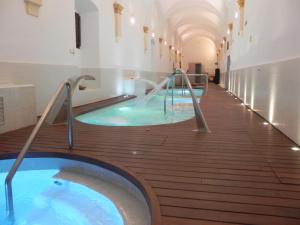 努瓦洛斯石头修道院酒店的建筑物里的一排热水浴池