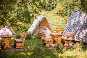 泽高杰耶泽尔斯科Cvet gora - Camping, Glamping and Accomodations的一组椅子、一张桌子和一个小屋