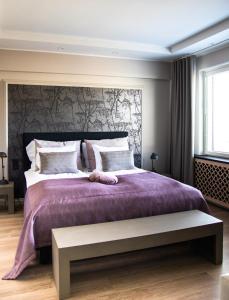 萨斯塔马拉Putiikkihotelli Pyynpesä的一间卧室配有一张大床和紫色毯子