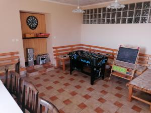 兹雷切Apartment House Koprivnik的客房设有炉灶和桌椅。