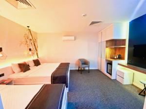 伊兹密尔Luis Otel的一间酒店客房,配有一张床和一台电视