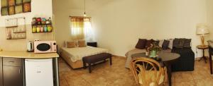 尼夫佐哈Martini Dead Sea的客房设有一张床和一张带微波炉的桌子。