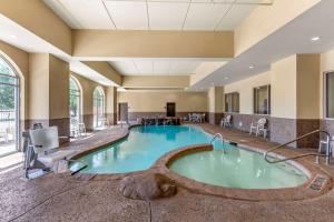 弗赖拉辛弗里斯科康福特茵套房酒店的游泳池位于酒店客房中间,设有Spa