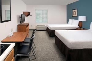 盖恩斯维尔盖恩斯维尔伍德斯普林I-75酒店的小酒店客房配有两张床和书桌