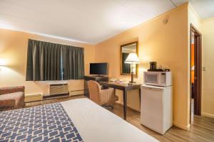 温莎洛克斯温莎伊克诺套房旅店的酒店客房配有一张床和一张带微波炉的书桌