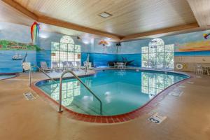 马凯特康福特套房公寓的大型客房的大型游泳池,设有游泳池