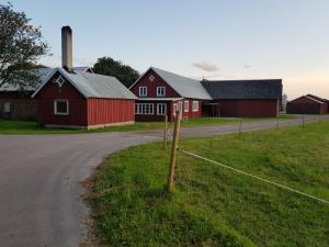 LångåsKomleryd的一座农场,有红谷仓和一条道路