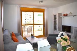 卡尔佩ROCASOL - Beach的客厅配有两张沙发和一张桌子