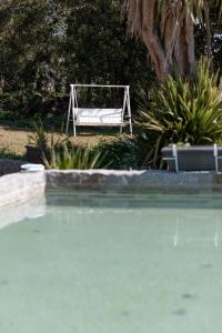 维拉诺瓦-德法马利O Sequeiro的游泳池旁的白色长凳