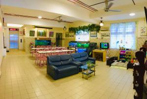 马六甲Coastal Park Hotel的客厅配有沙发和桌椅