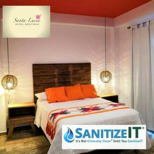 AquismónHotel Boutique Santa Lucía的一间卧室配有一张带橙色枕头的床和两盏灯。