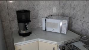 卡斯卡韦尔Edifício Belio的厨房配有咖啡机和微波炉