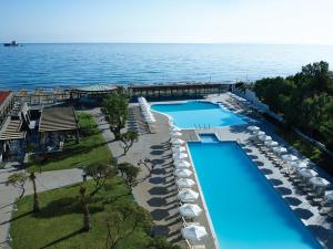 阿默达拉-伊拉克利翁Atlantica Akti Zeus Hotel的享有度假胜地的空中景致,设有2个游泳池