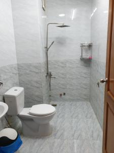 朱笃hotel đăng khôi 2的白色的浴室设有卫生间和淋浴。