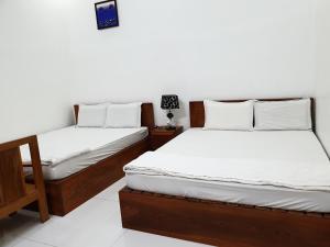 朱笃hotel đăng khôi 2的白色墙壁客房的两张床