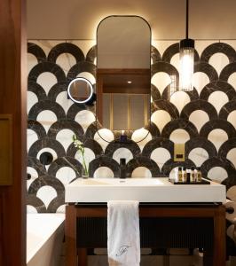 都柏林费兹威廉酒店的一间带水槽和镜子的浴室