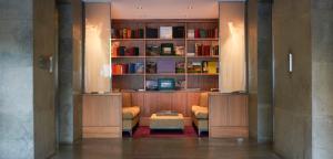 都柏林费兹威廉酒店的一间设有桌椅的图书馆的房间