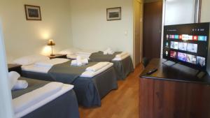 哈尔登Motell Svinesundparken的客房设有四张床和平面电视。