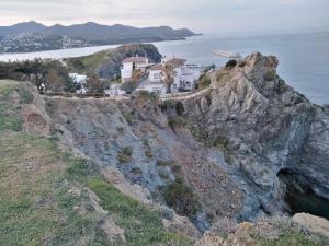 兰卡Camino de Santiago Guesthouse的海边悬崖上的房屋
