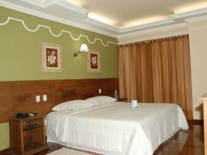 韦斯帕夏诺多姆奥托酒店的卧室配有一张白色大床