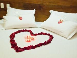 韦斯帕夏诺多姆奥托酒店的床上有两颗心,配有两个枕头