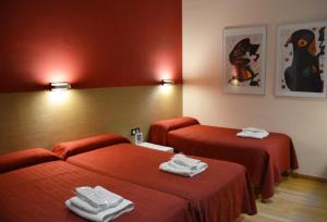 巴塞罗那Center Gran Via的酒店客房,配有两张带毛巾的床