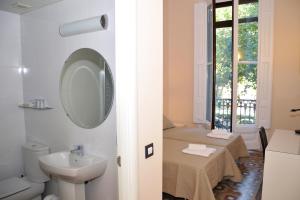 巴塞罗那Center Gran Via的一间带水槽和镜子的浴室