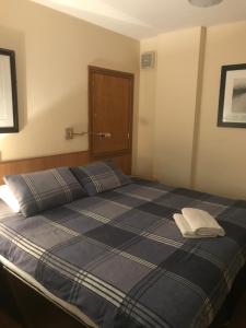伯明翰莎娜汉斯运动酒吧住宿加早餐旅馆的卧室配有蓝色的床和白色枕头