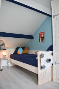 登堡弗鲁德莱恩特克塞尔住宿加早餐旅馆的一间卧室配有一张带蓝色墙壁的木床。