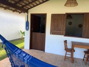 佩德拉斯港Vila Sol Chalés的房屋内带蓝色吊床的庭院