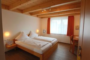 鲁斯特Hotel Sunnegässle的一间卧室配有一张床、一张书桌和一个窗户。