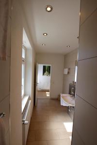 鲁斯特Hotel Sunnegässle的一间带水槽和镜子的大浴室