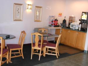 尼法经济套房酒店的厨房配有桌椅和柜台。
