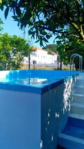 Casa das Laranjeiras e parque infantil内部或周边的泳池