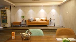 香港灏美连锁式旅舍 - 北角的客厅配有沙发和桌子