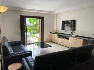 EsteponaCasa Villacana的客厅配有黑色沙发和电视