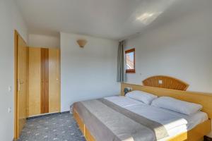 兹雷切兹翁加尼酒店的一间卧室,卧室内配有一张大床