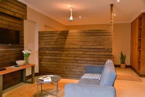 巴利托La Perle的客厅设有大型木墙
