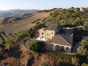 珀古萨Agriturismo Baglio Pollicarini的山丘上房屋的空中景致
