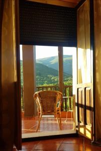 赫尔特HOTEL LOS ARENALES DE JERTE的美景阳台客房 - 带椅子