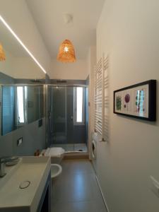 阿格里真托Silibardi的带淋浴、卫生间和盥洗盆的浴室