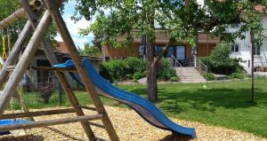 梅斯基希Brigel-Hof的庭院里一个带蓝色滑梯的游乐场