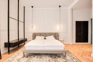 奥西耶克Apartman Otokar的一间卧室配有一张带白色床单的大床