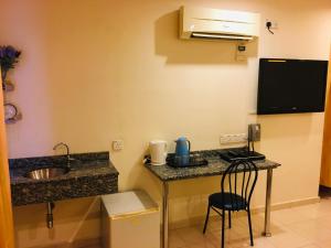 马六甲Coastal Park Hotel的一个带水槽和柜台的小厨房