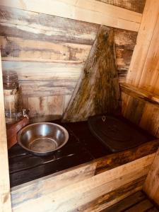 Wilderness in off-grid cabin in Lapland的厨房或小厨房
