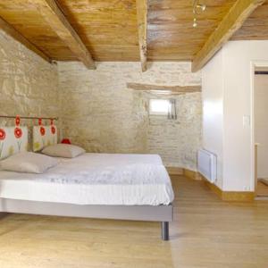 Castelnau-de-MandaillesLa Source Gilhodes的卧室配有白色的床