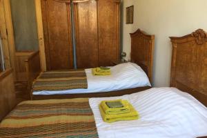 普热梅希尔Przemysl stylish apartment的两张位于房间的床,上面有黄色的毛巾