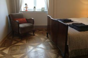 普热梅希尔Przemysl stylish apartment的卧室配有床、椅子和窗户。