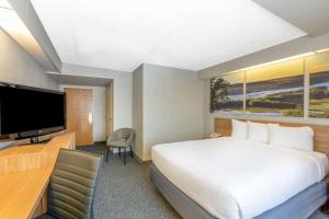 伊根伊根戴斯酒店的配有一张床和一台平面电视的酒店客房