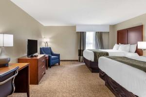 小石城小石城机场康福特茵套房酒店的酒店客房设有两张床和电视。